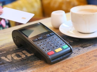 “Dollars or Dirhams?” The Card Screen That Costs You in Morocco