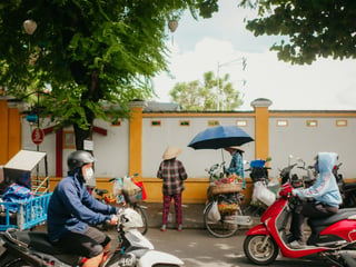 Crossing the Street in Vietnam (Hanoi/HCMC Traffic)