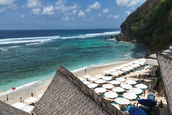 Bali Beach Clubs: Minimum Spends, Daybeds and Booking