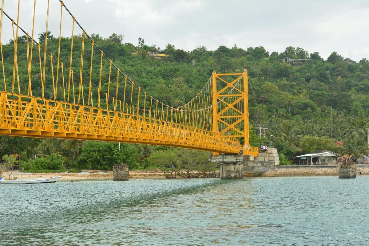 The yellow suspension bridge between Nusa Lembongan and Nusa Ceningan