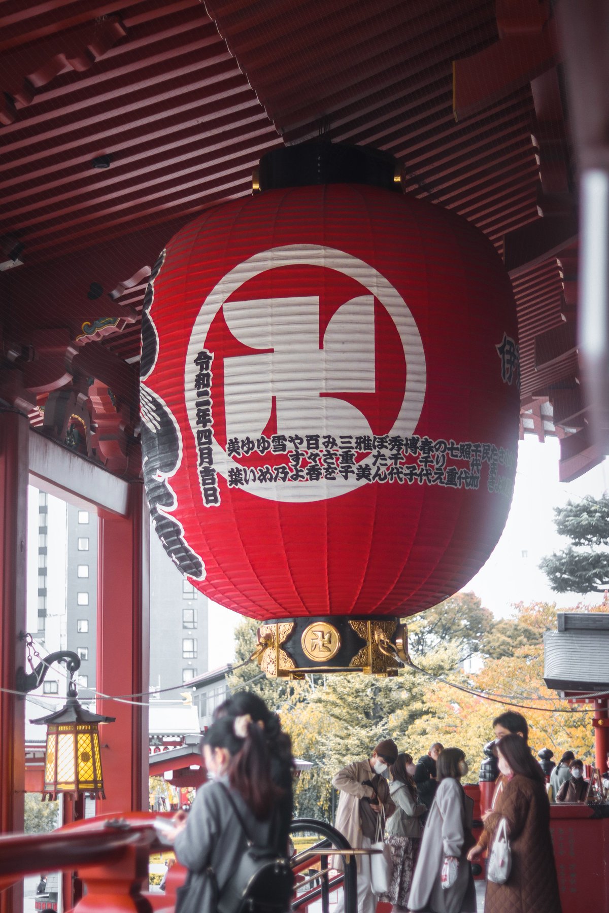 The large red lantern at Senso-ji's Kaminarimon gate