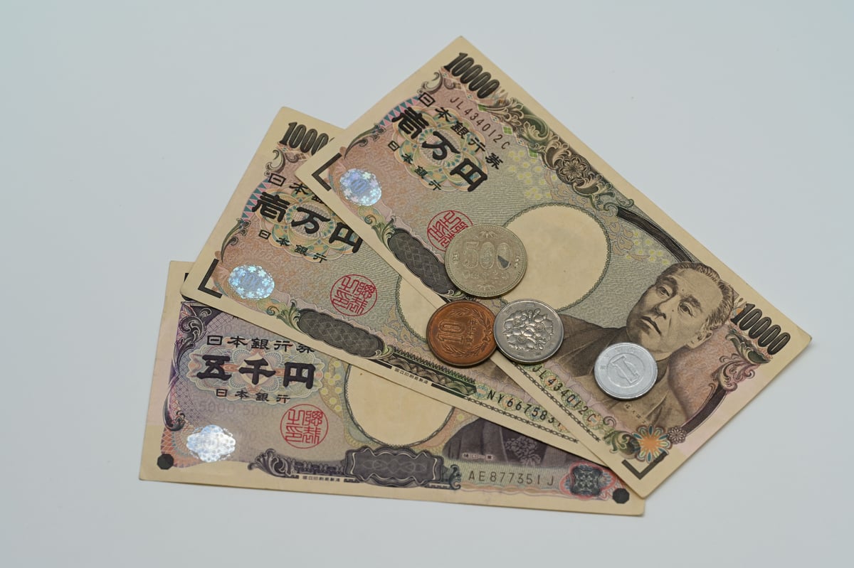 Japanese yen banknotes and coins