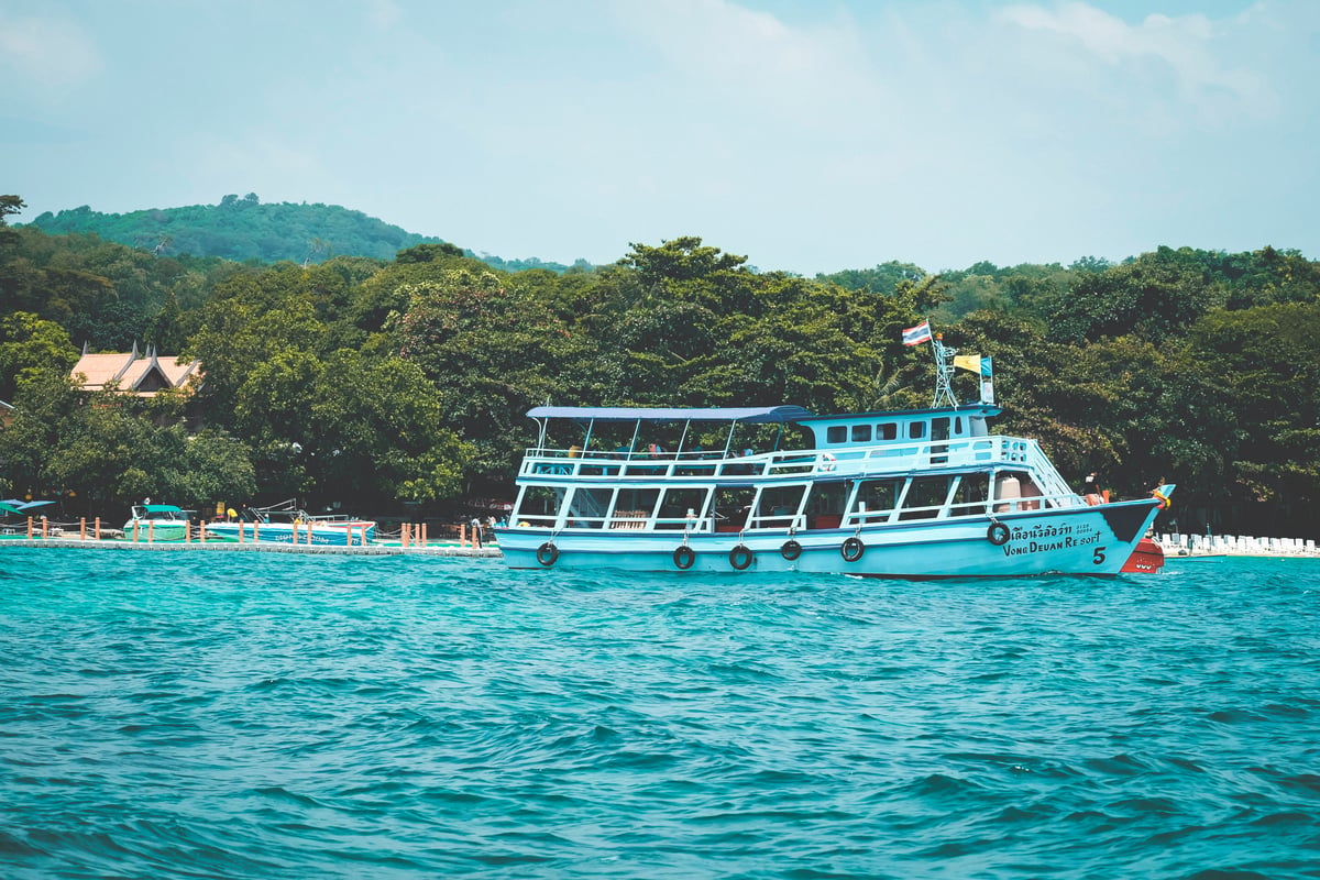 A passenger ferry approaching a Gulf island like Koh Samui