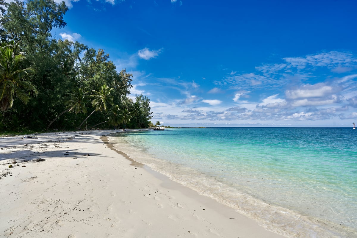 A stunning Thai beach with white sand, turquoise water, and cliffs