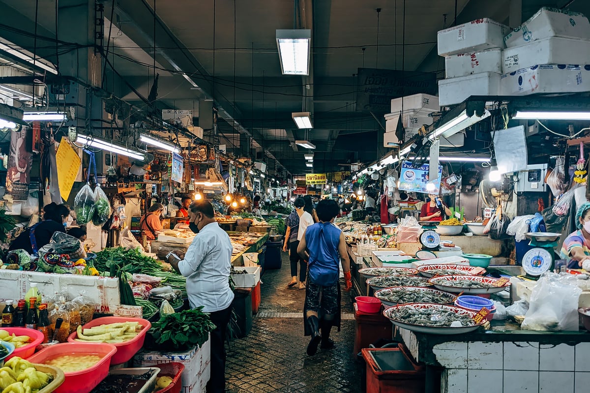 A busy but orderly Thai market or tourist street