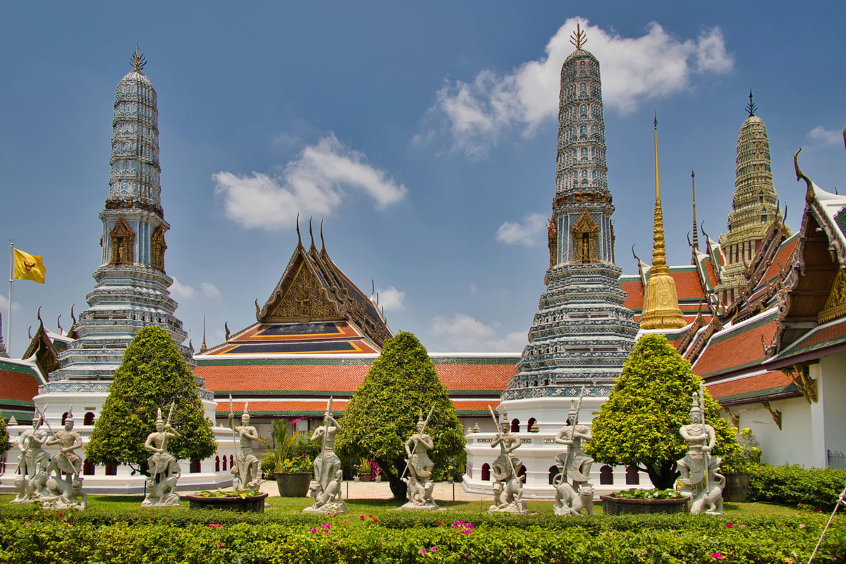 An iconic, welcoming Thailand scene — temple and skyline or island beach