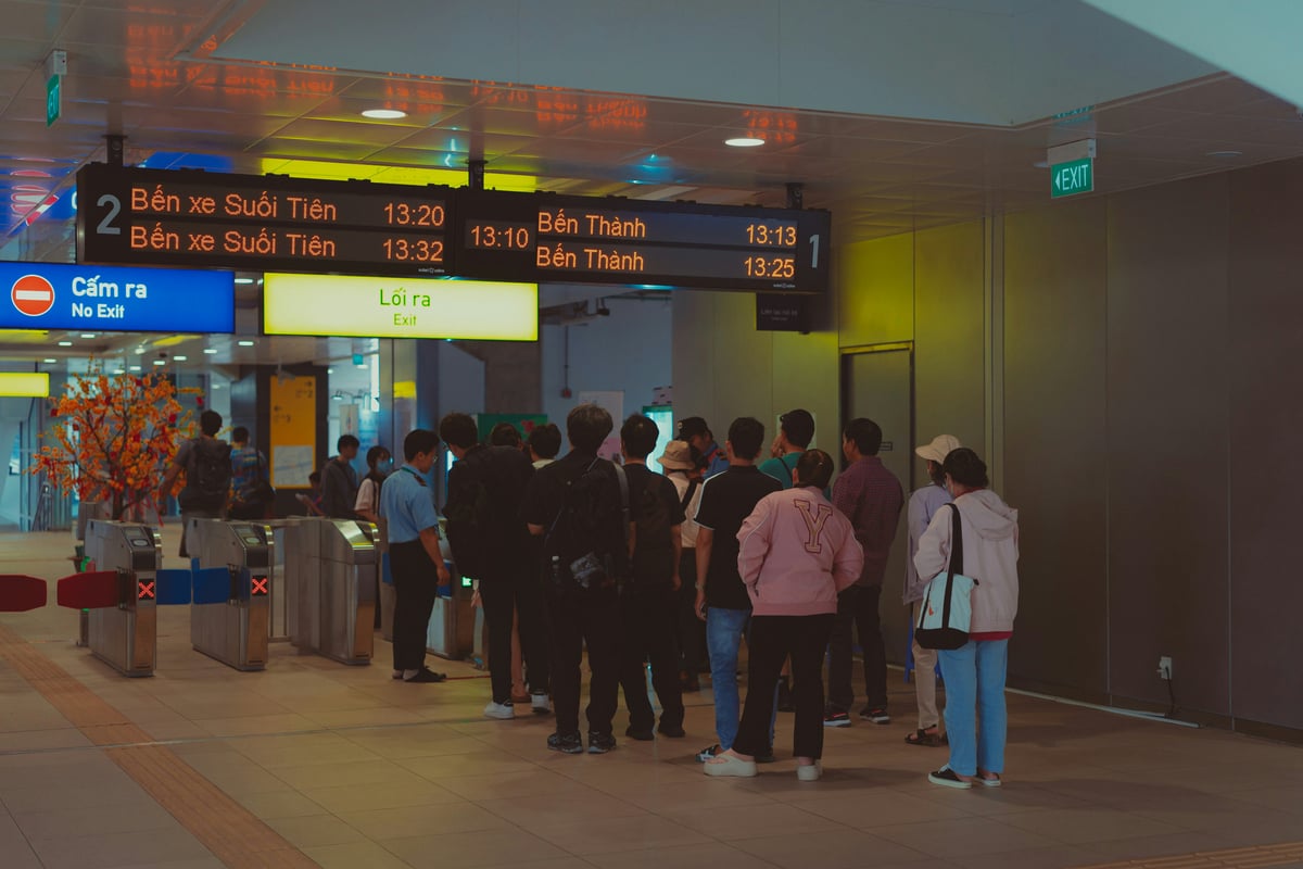 A crowded Vietnamese departure hall with travelers and luggage queuing at holiday time