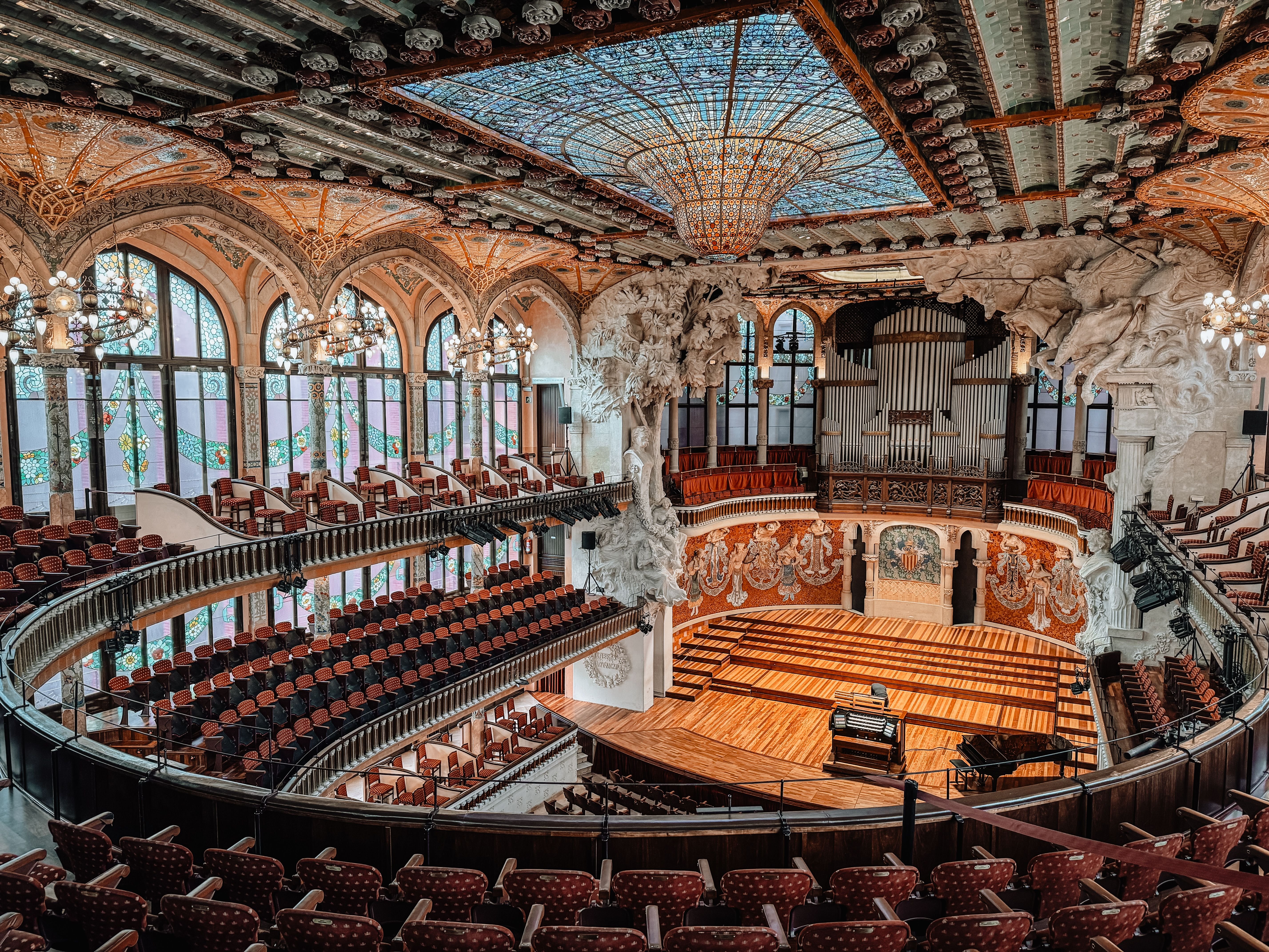 A guitarist and singer in a tablao setting, or the Palau de la Música interior